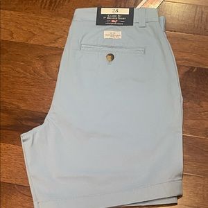 Vineyard vines men’s size 28 NWT Breaker short 7” inseam color is Jake blue.